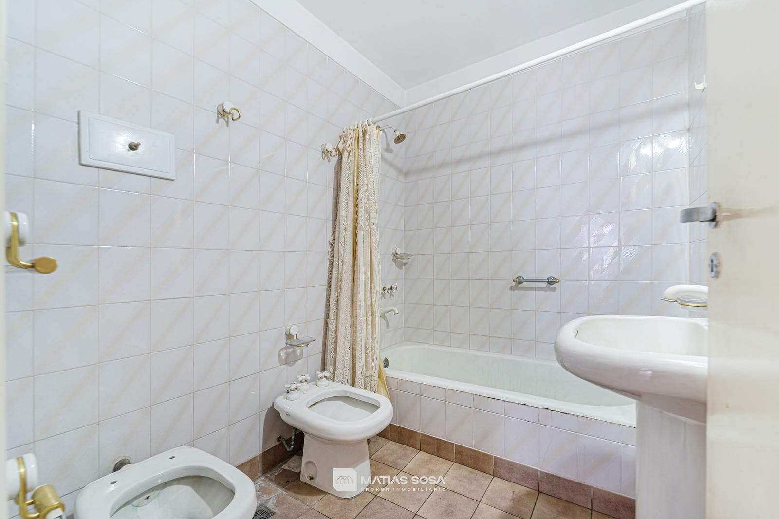 For Sale - Apartment - 3 rooms - on the street - with a balcony - view of Plaza Colón