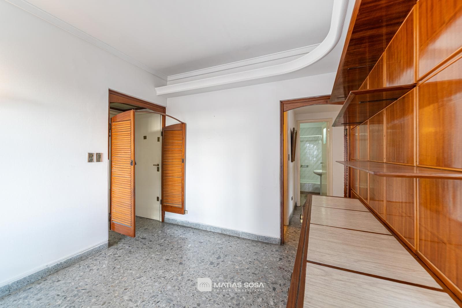 For Sale - Apartment - 3 rooms - on the street - with a balcony - view of Plaza Colón