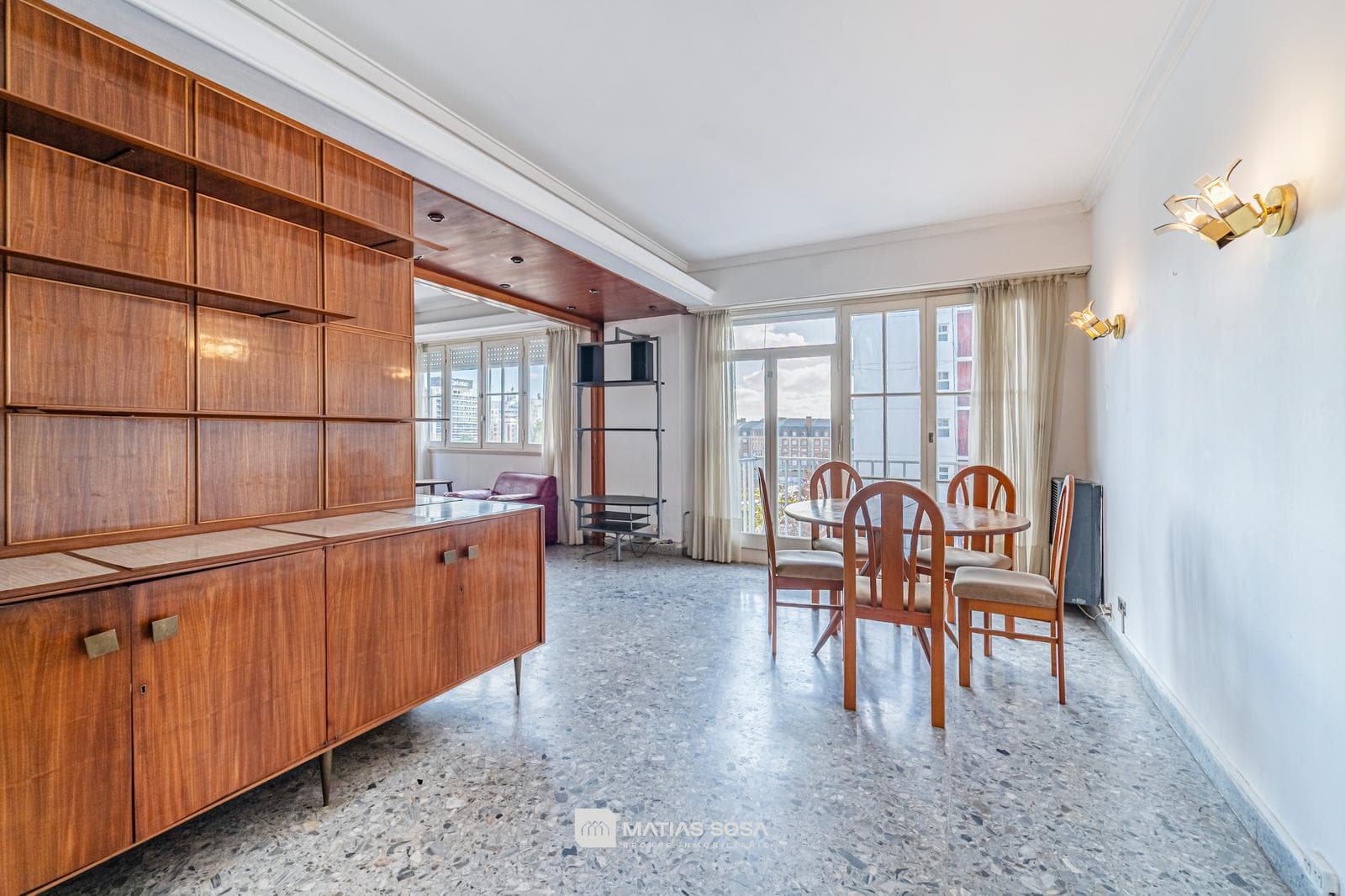 For Sale - Apartment - 3 rooms - on the street - with a balcony - view of Plaza Colón