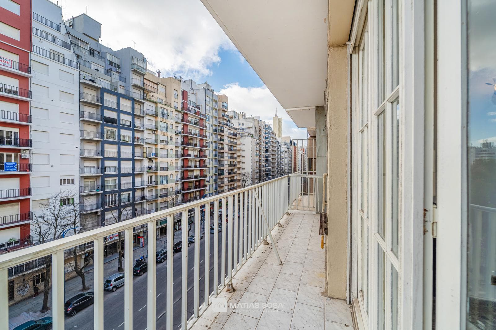 For Sale - Apartment - 3 rooms - on the street - with a balcony - view of Plaza Colón
