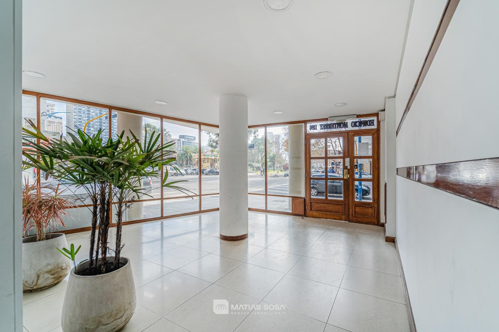 For Sale - Apartment - 3 rooms - on the street - with a balcony - view of Plaza Colón