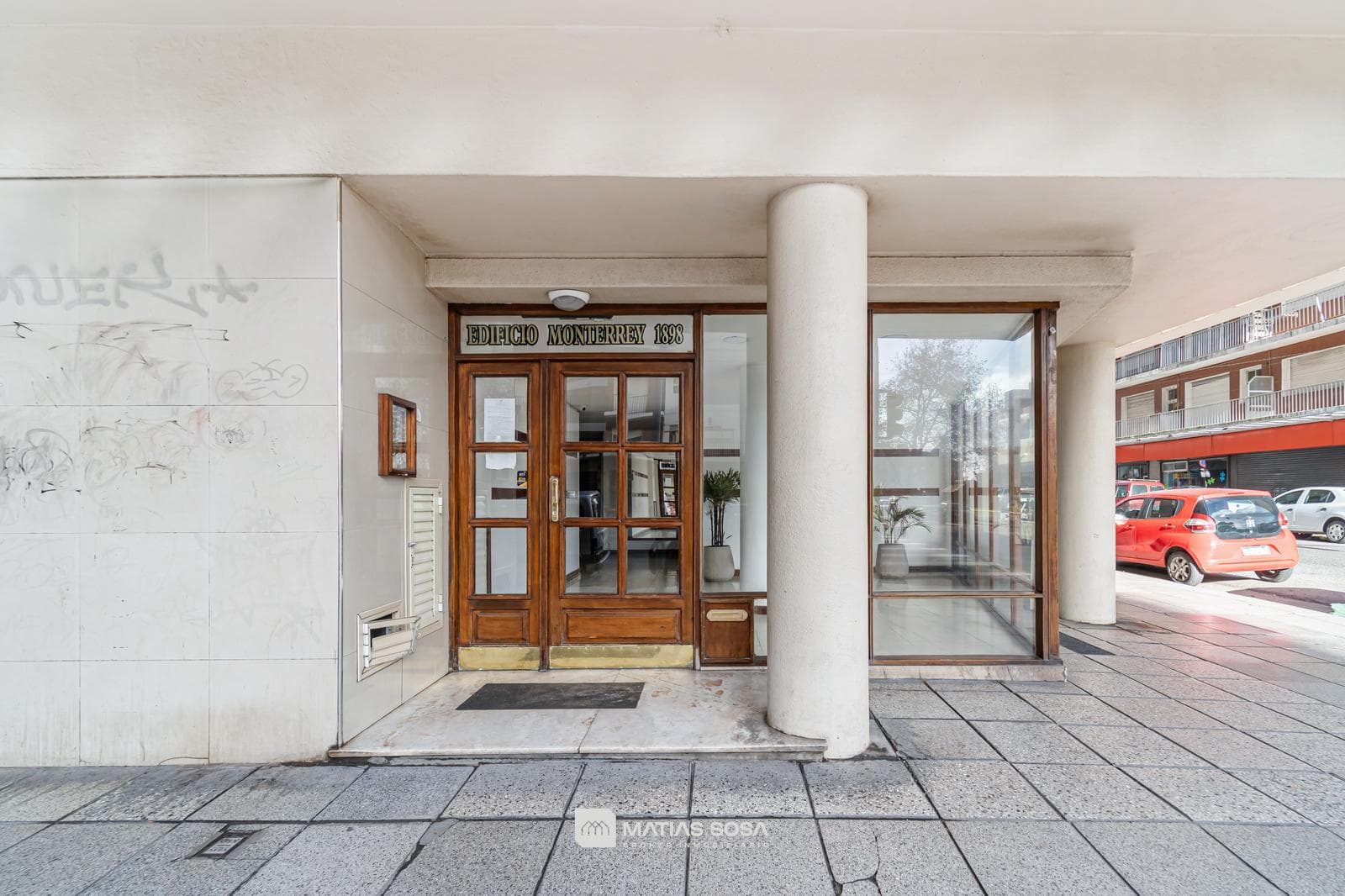 For Sale - Apartment - 3 rooms - on the street - with a balcony - view of Plaza Colón