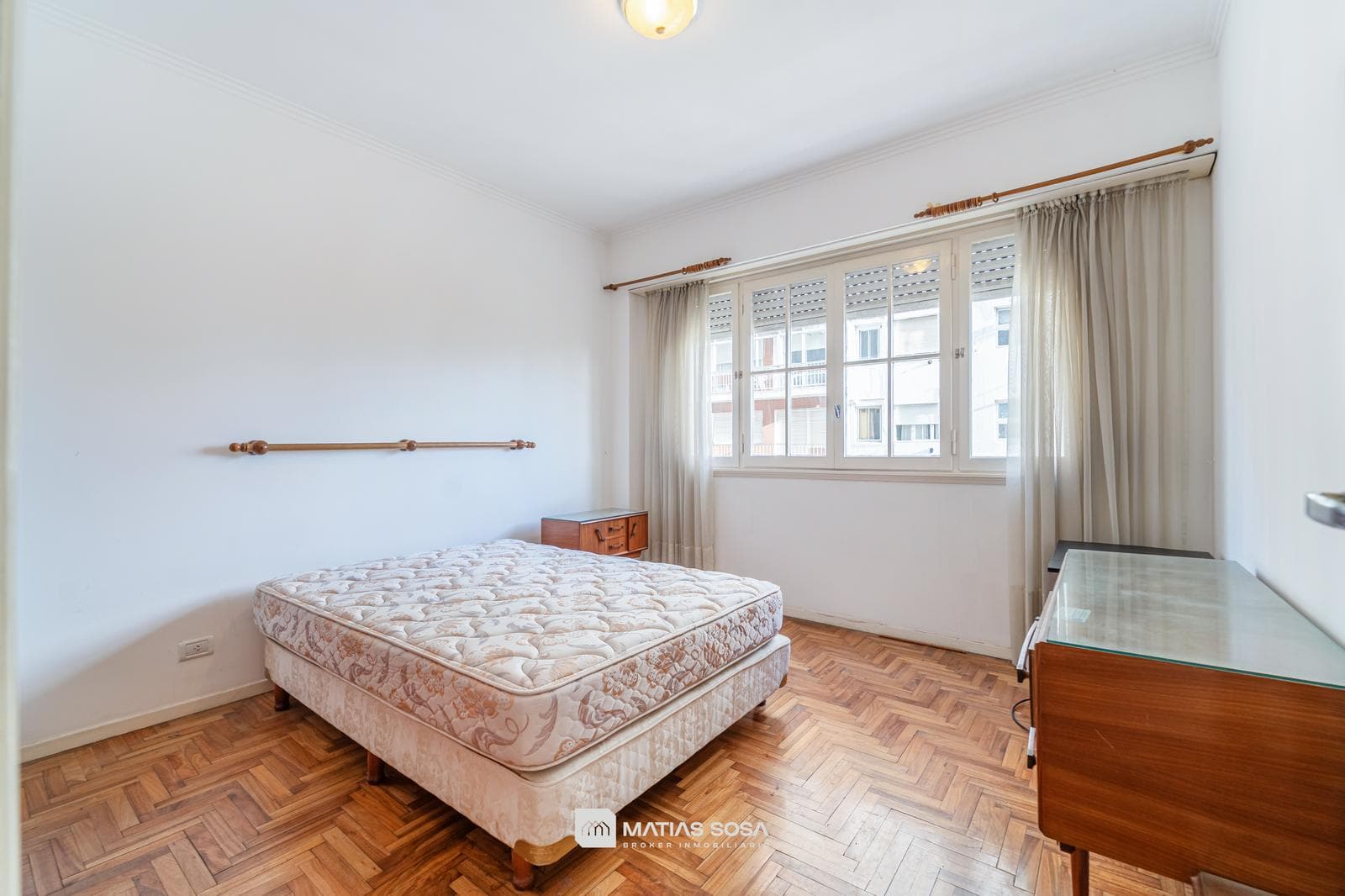For Sale - Apartment - 3 rooms - on the street - with a balcony - view of Plaza Colón