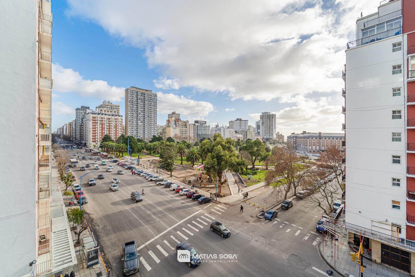 For Sale - Apartment - 3 rooms - on the street - with a balcony - view of Plaza Colón