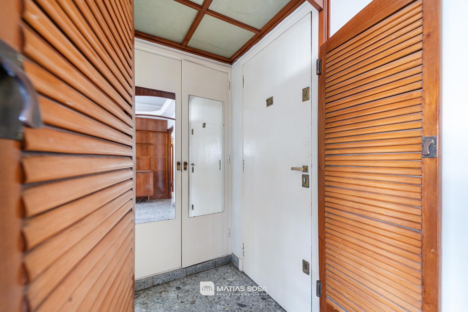 For Sale - Apartment - 3 rooms - on the street - with a balcony - view of Plaza Colón
