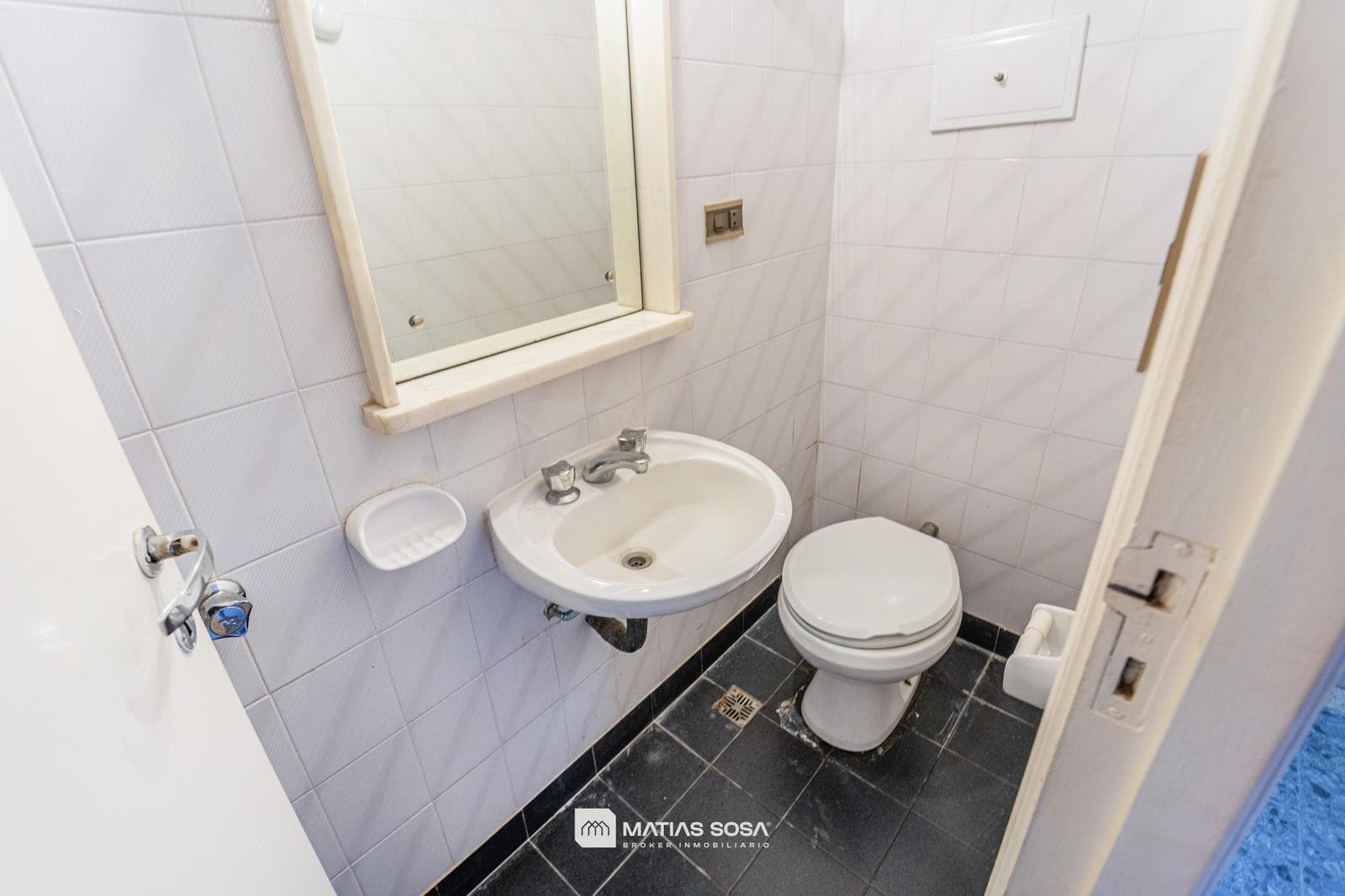 For Sale - Apartment - 3 rooms - on the street - with a balcony - view of Plaza Colón