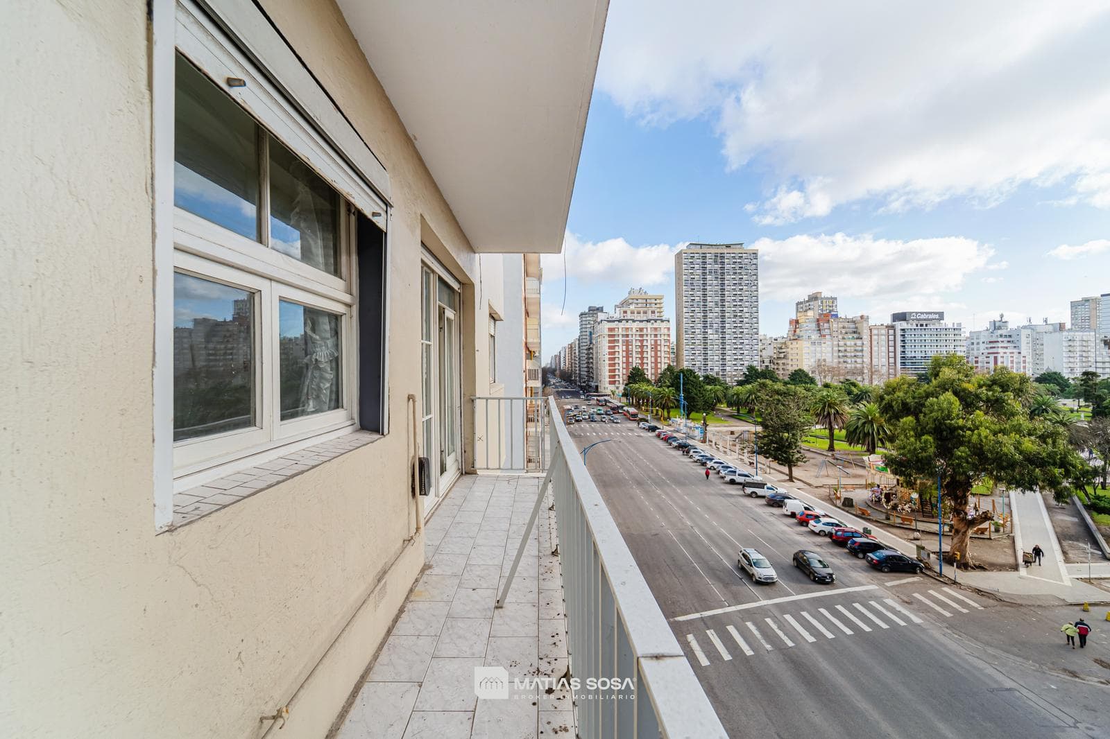 For Sale - Apartment - 3 rooms - on the street - with a balcony - view of Plaza Colón