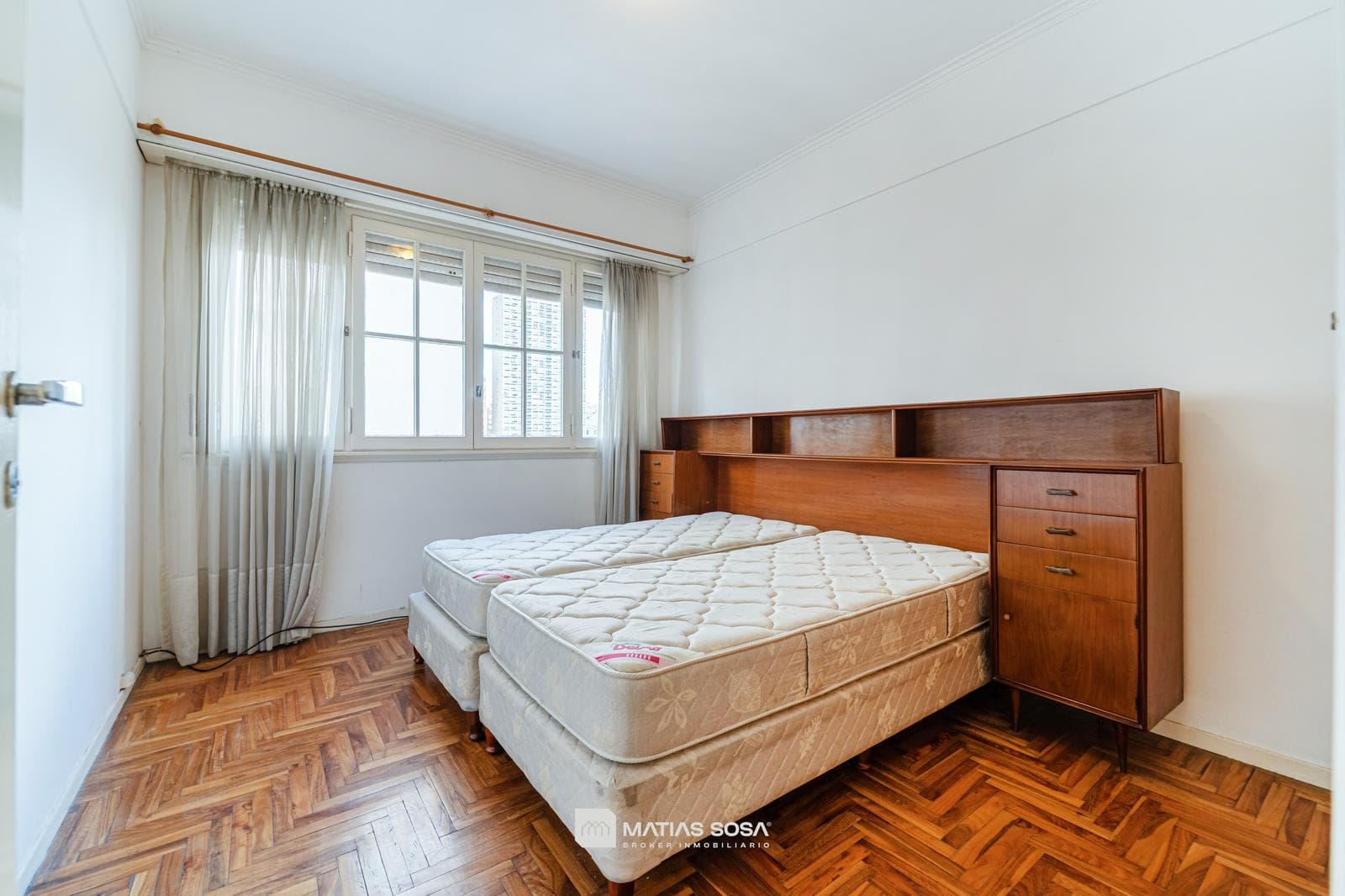 For Sale - Apartment - 3 rooms - on the street - with a balcony - view of Plaza Colón