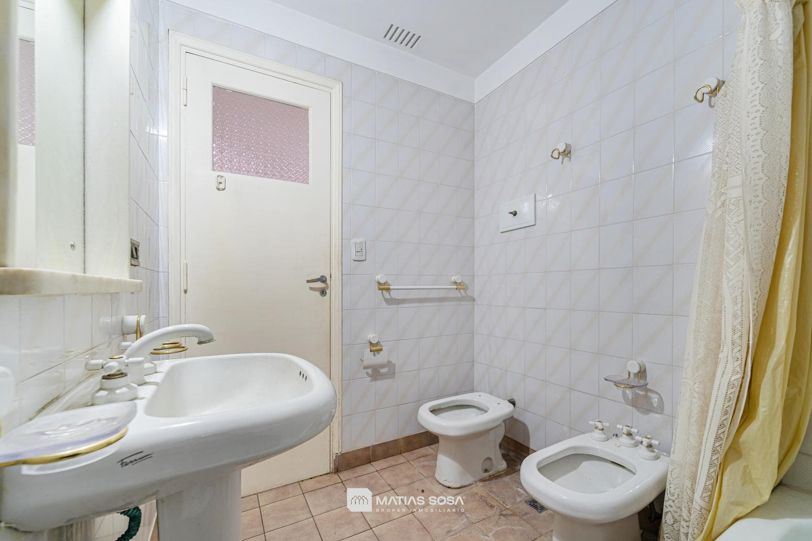 For Sale - Apartment - 3 rooms - on the street - with a balcony - view of Plaza Colón