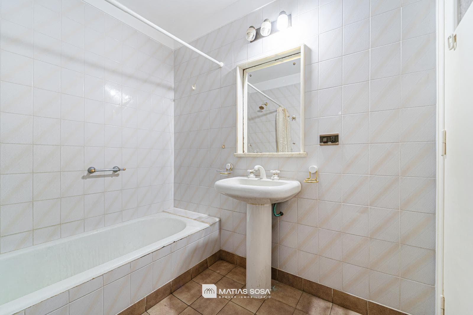 For Sale - Apartment - 3 rooms - on the street - with a balcony - view of Plaza Colón