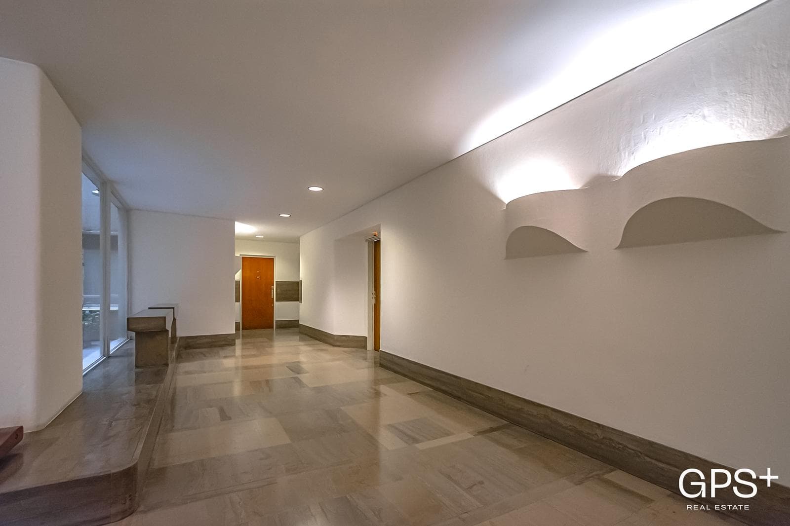 FOR SALE - 4-room apartment with a continuous balcony - Garage and 24-hour security in Recoleta