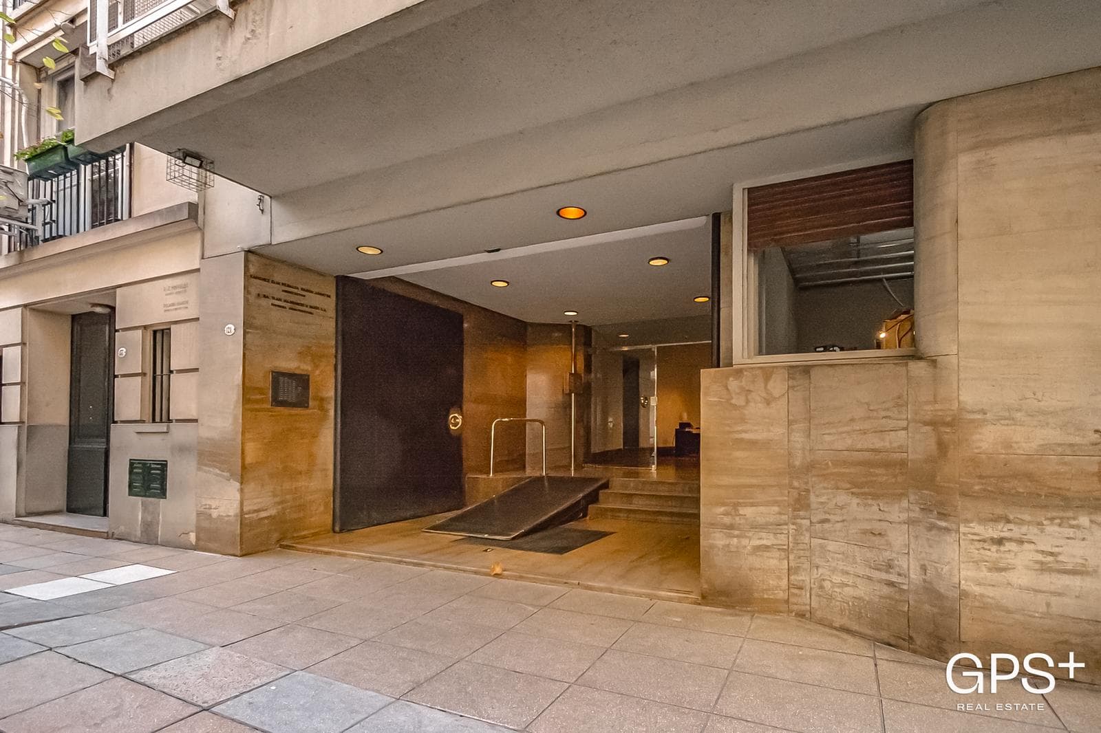 FOR SALE - 4-room apartment with a continuous balcony - Garage and 24-hour security in Recoleta