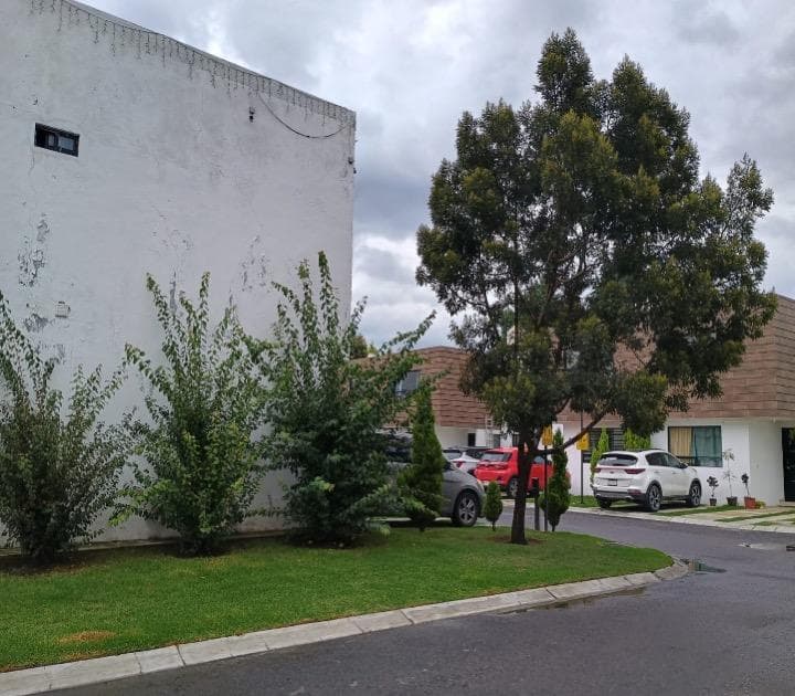 House for Sale Less Than a Minute from Galerías Metepec in a Condo Complex—Financing Available