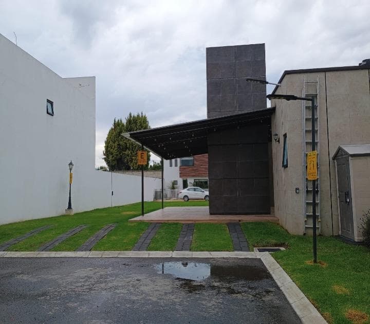 House for Sale Less Than a Minute from Galerías Metepec in a Condo Complex—Financing Available
