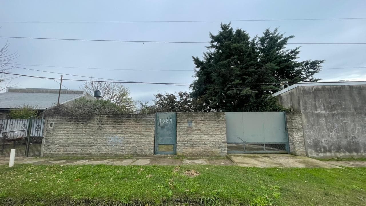 3-room house with a large yard and barbecue FOR SALE