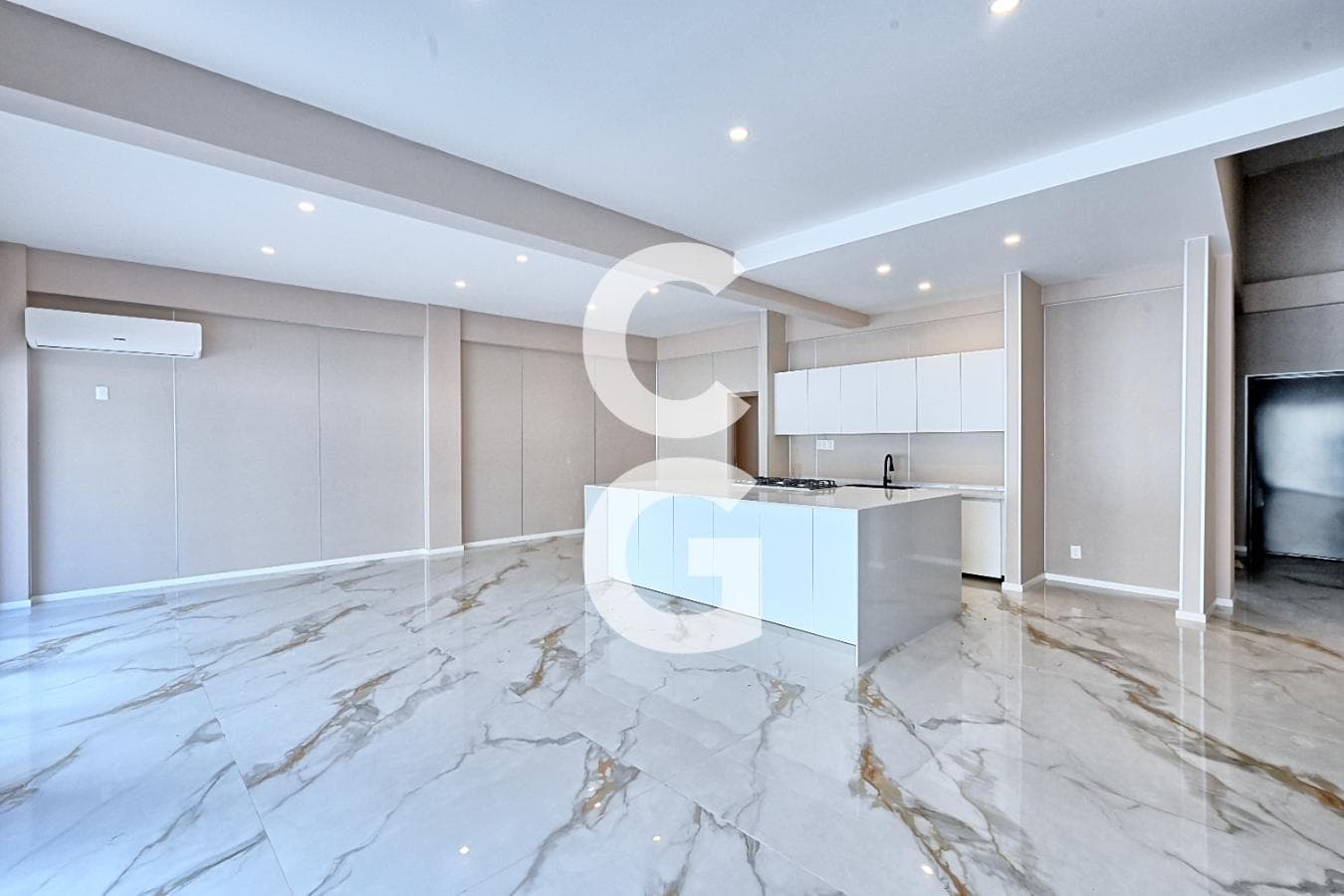 House for Sale in Cancún in the Vía Cumbres Residential Complex with Two Terraces