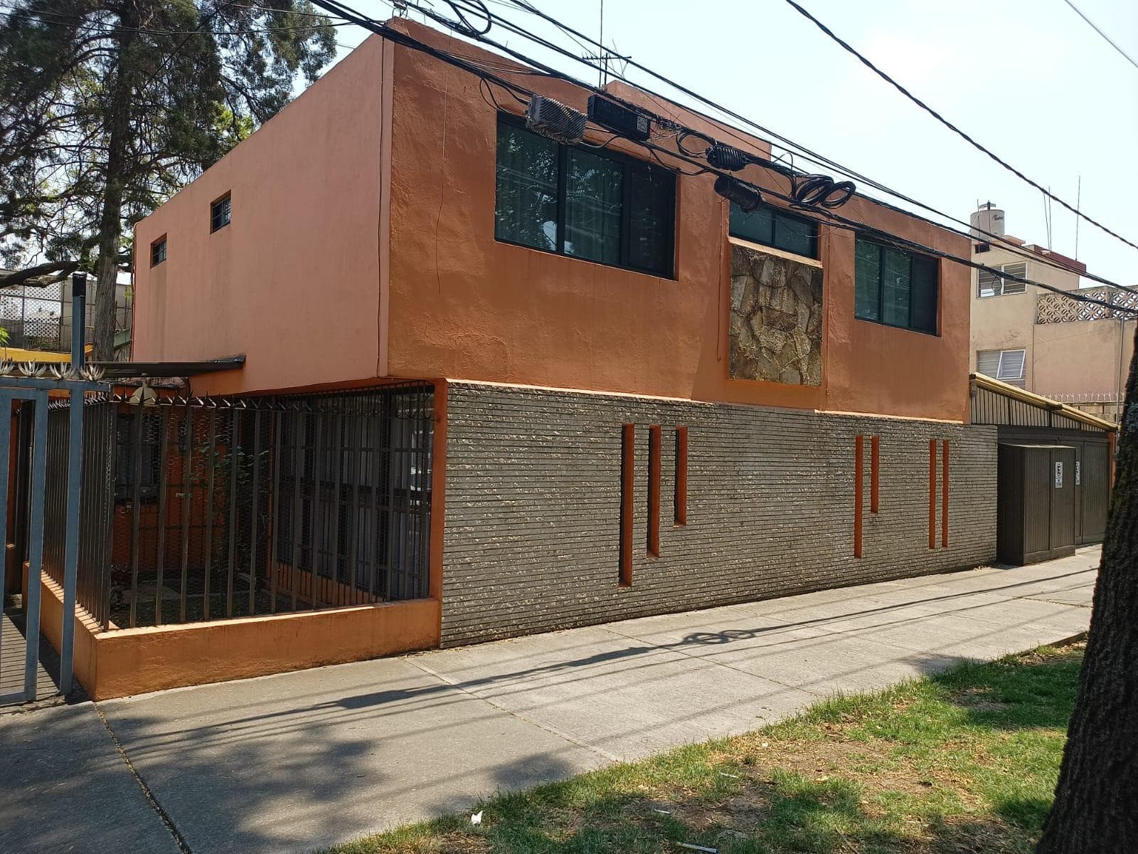 House for Sale in Colonia Avante in Coyoacán with H05 Zoning and Private Security