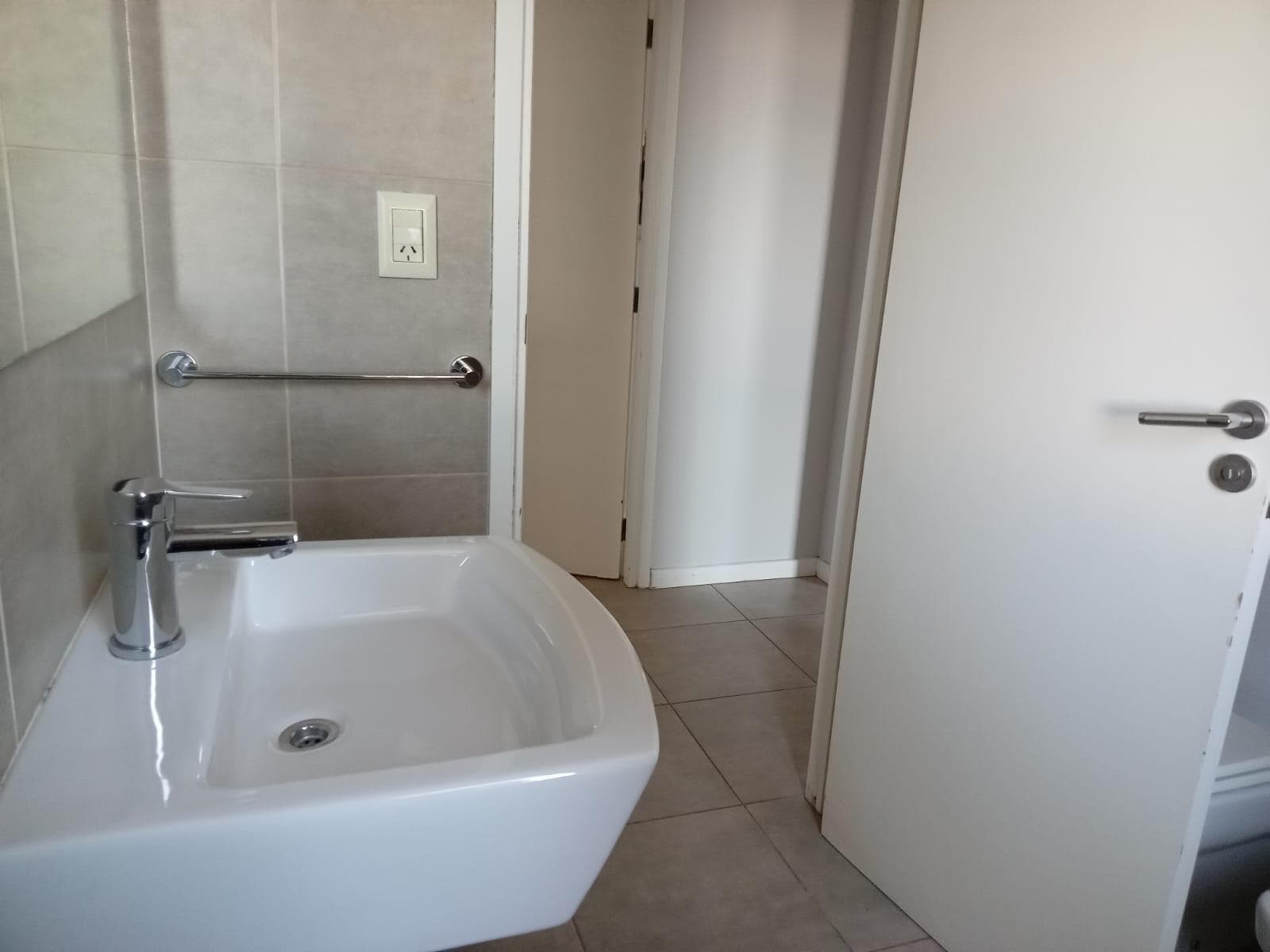 APARTMENT FOR SALE IN CARDINALES: 2 BEDROOMS, COVERED PARKING SPACE, AMENITIES