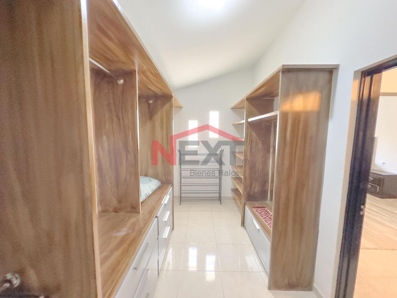 HOUSE FOR SALE IN THE VALLE DEL LAGO RESIDENTIAL COMPLEX