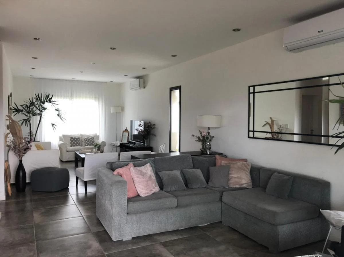 For sale: House with 5 rooms, 450 m² in the Vila Marina I Villanueva neighborhood.