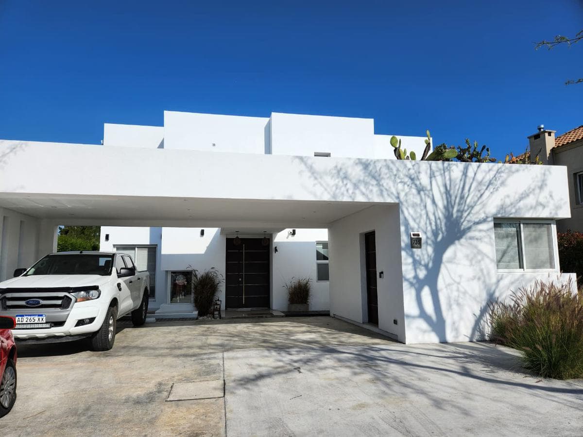 5-Bedroom House for Sale, 1,000 m², Near the Golf Course, Financing Available, San Isidro Labrador Neighborhood, Villanueva