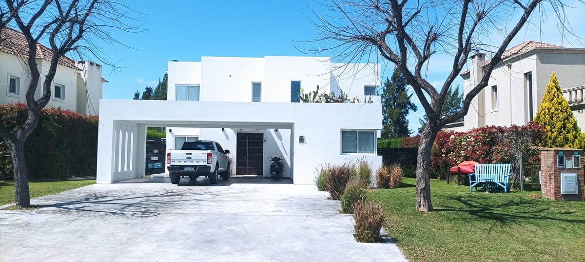 5-Bedroom House for Sale, 1,000 m², Near the Golf Course, Financing Available, San Isidro Labrador Neighborhood, Villanueva