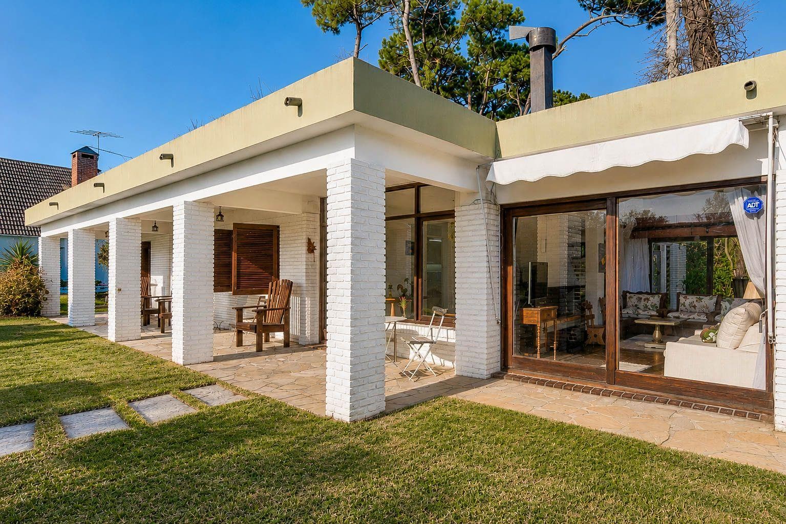 Four-bedroom house with a maid's quarters at Stop 11 on Playa Mansa in Punta del Este