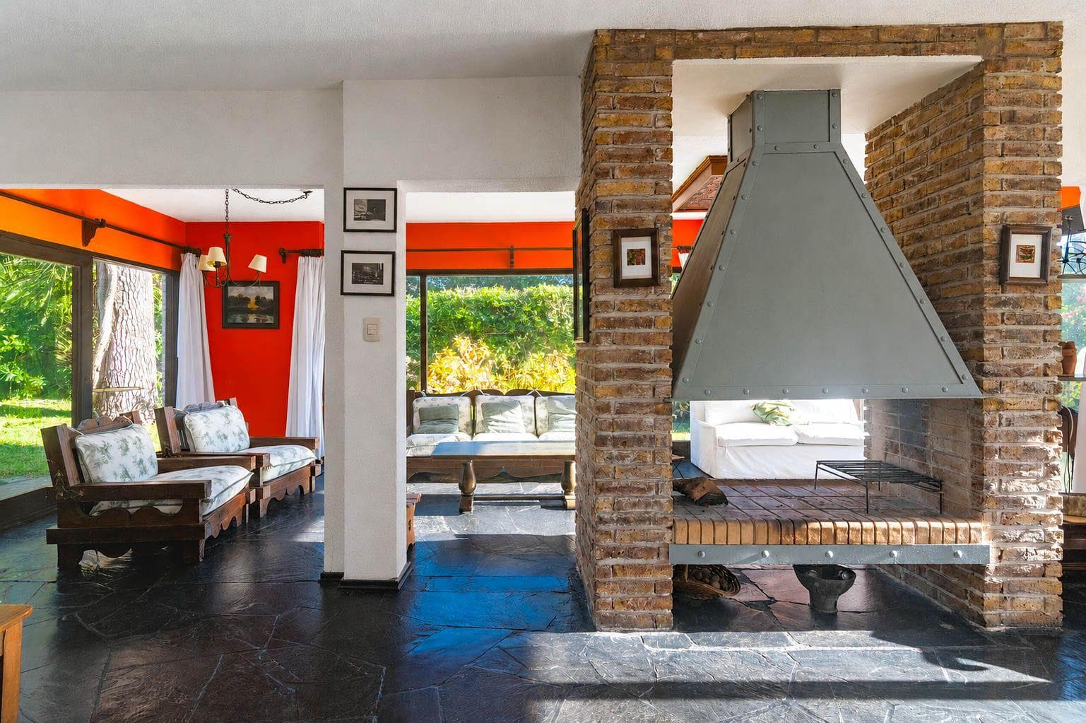 Four-bedroom house with a maid's quarters at Stop 11 on Playa Mansa in Punta del Este