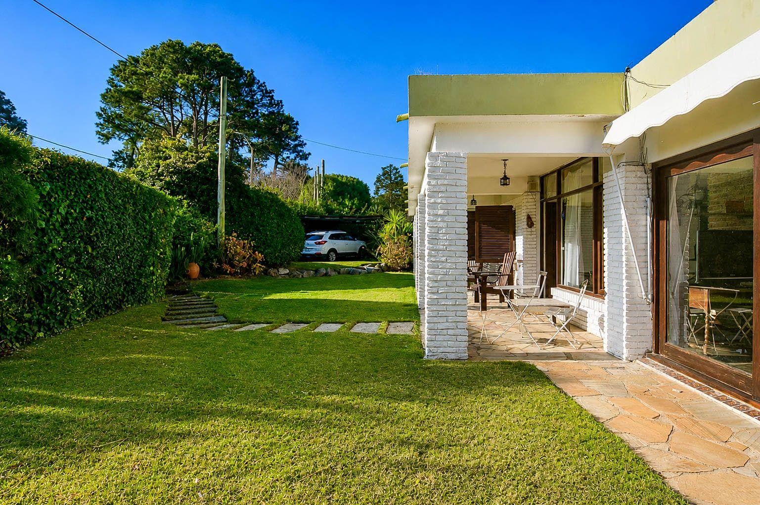 Four-bedroom house with a maid's quarters at Stop 11 on Playa Mansa in Punta del Este