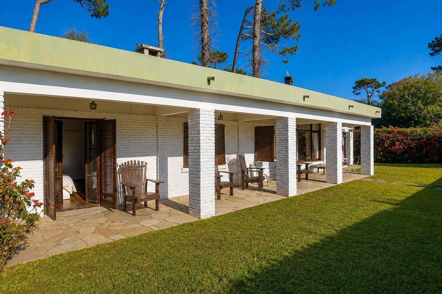 Four-bedroom house with a maid's quarters at Stop 11 on Playa Mansa in Punta del Este