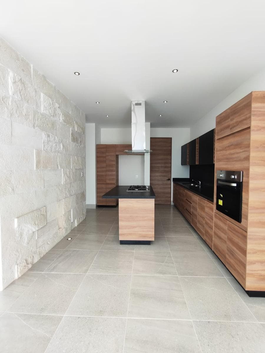 House with 3 bedrooms, a TV room, and amenities, including a pool