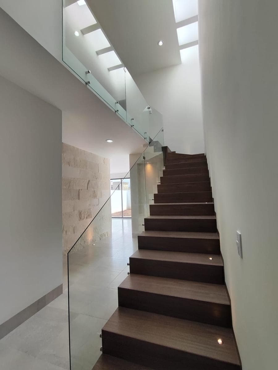 House with 3 bedrooms, a TV room, and amenities, including a pool