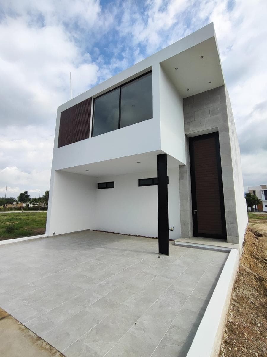 House with 3 bedrooms, a TV room, and amenities, including a pool