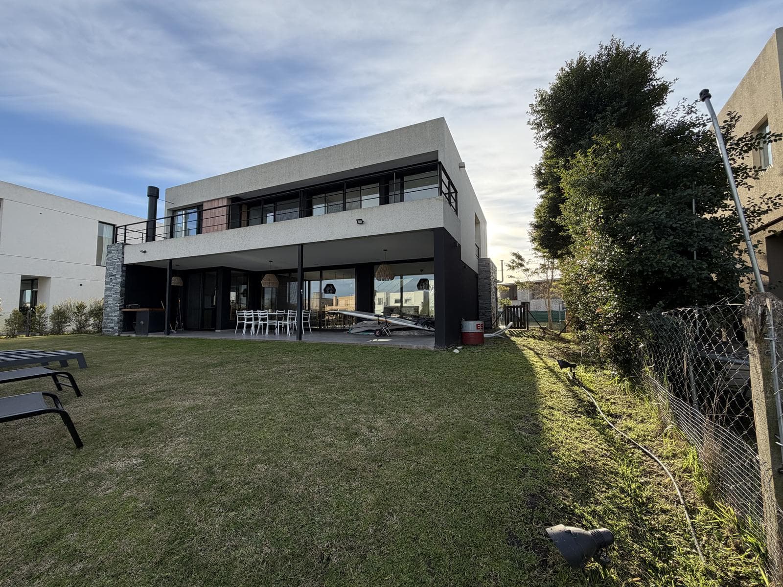 House for Sale Near the Lagoon in Ceibos - Puertos del Lago