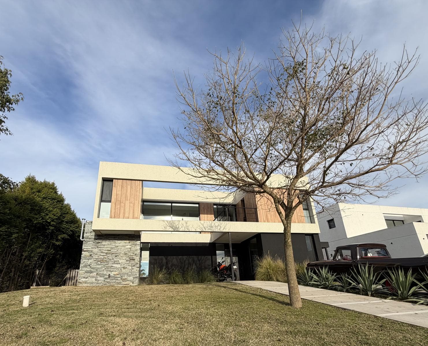 House for Sale Near the Lagoon in Ceibos - Puertos del Lago