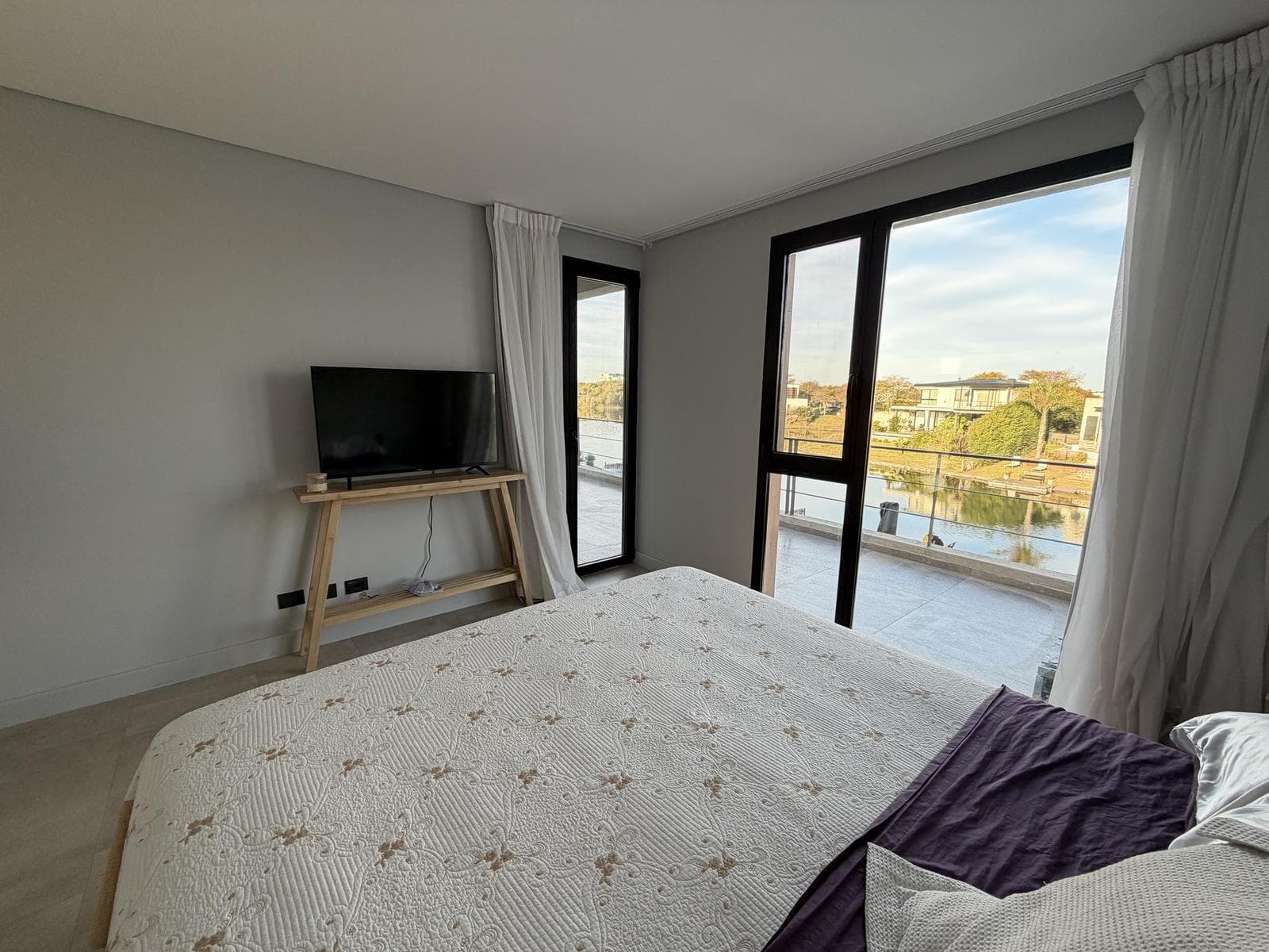 House for Sale Near the Lagoon in Ceibos - Puertos del Lago