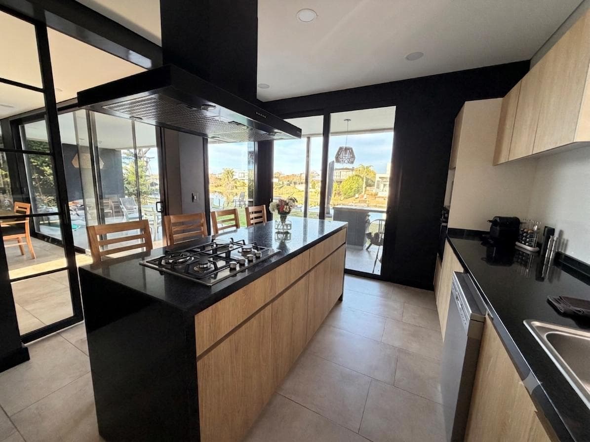 House for Sale Near the Lagoon in Ceibos - Puertos del Lago