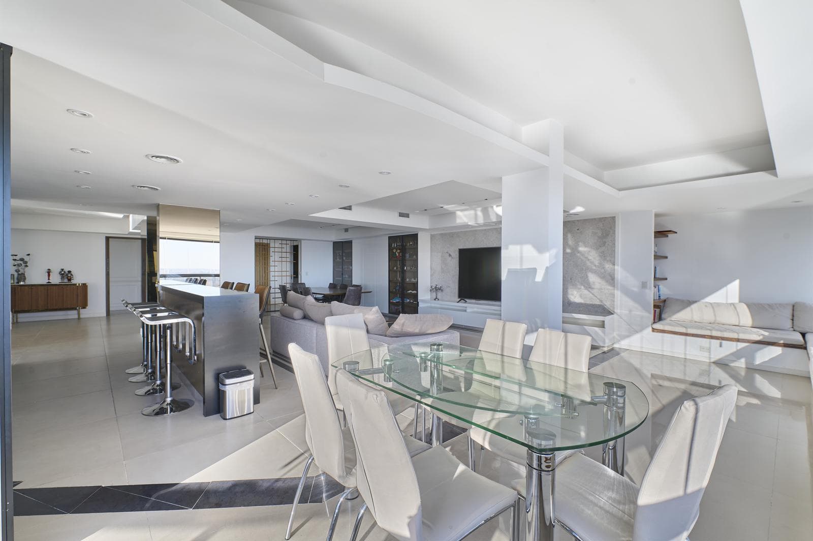 FOR SALE: 5-room apartment in Marinas Golf with 2 parking spaces