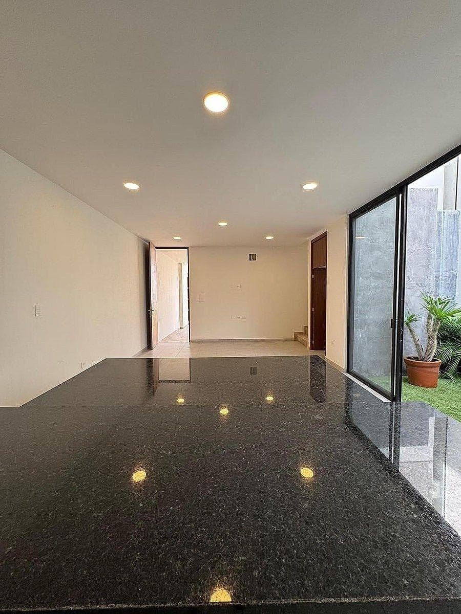 TOWNHOUSE IN TEMOZÓN WITHIN A GATED COMMUNITY