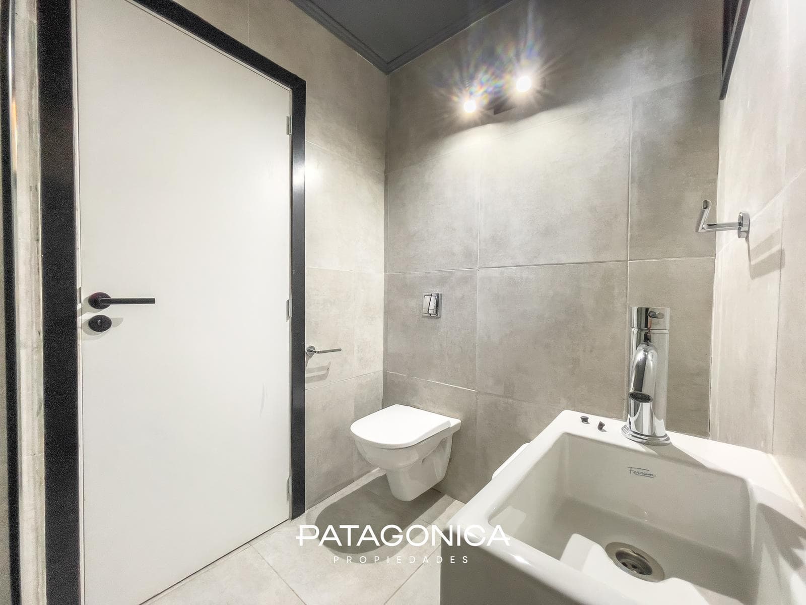 FOR SALE: Studio apartment with garage. NATURAL GAS. Views of the lake and the hills. El Mercado neighborhood, Villa la Angostura