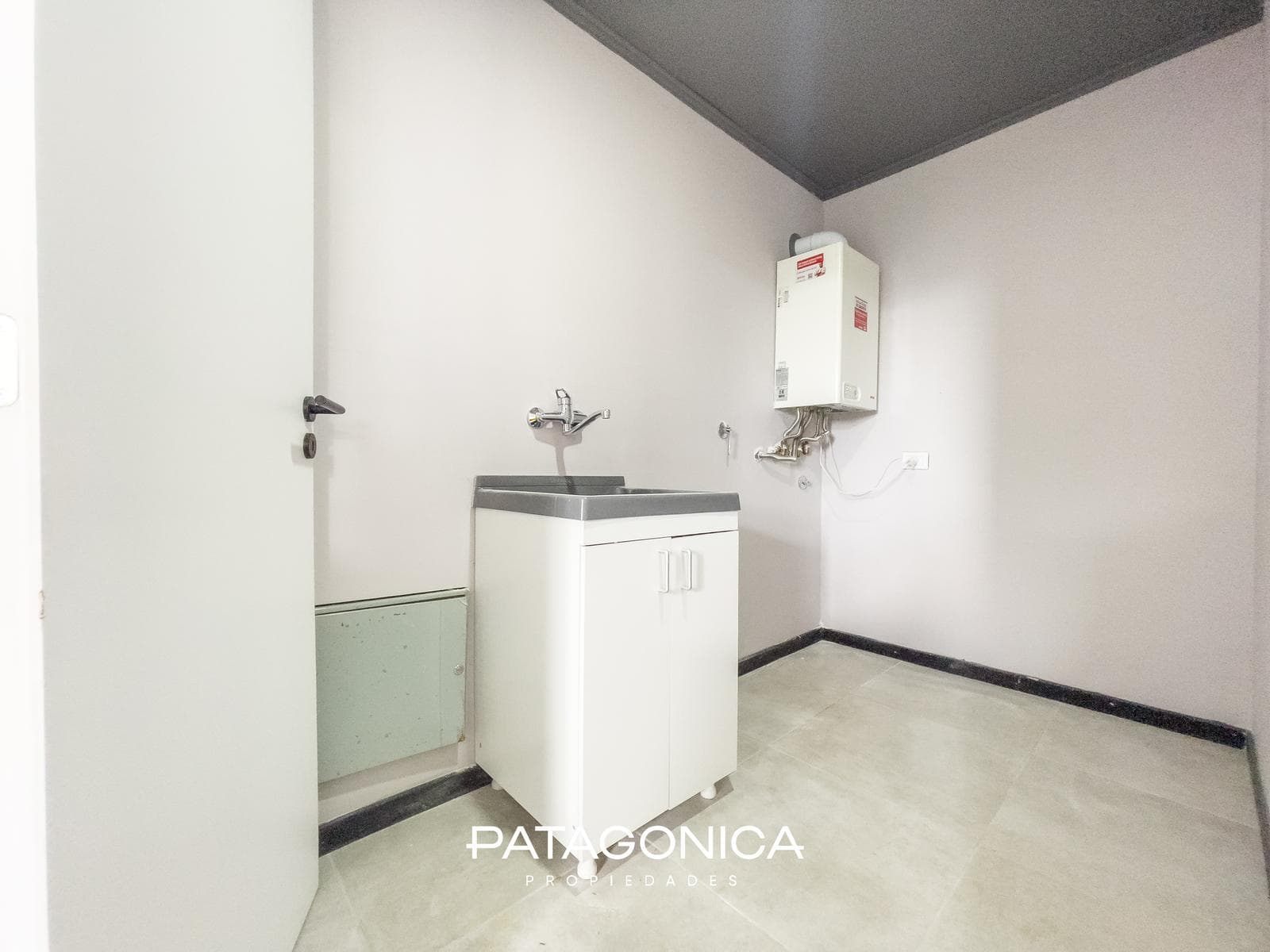 FOR SALE: Studio apartment with garage. NATURAL GAS. Views of the lake and the hills. El Mercado neighborhood, Villa la Angostura
