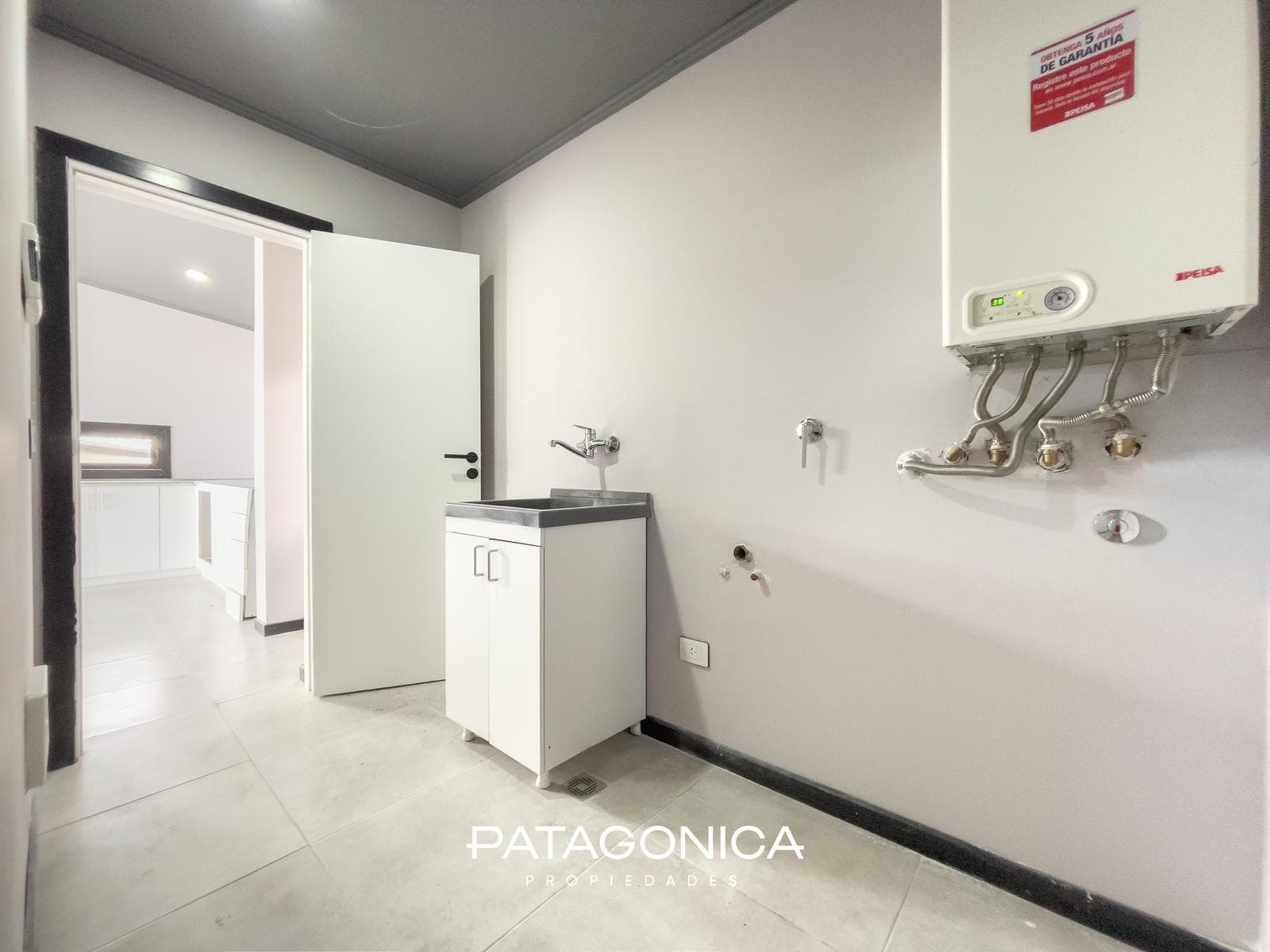 FOR SALE: Studio apartment with garage. NATURAL GAS. Views of the lake and the hills. El Mercado neighborhood, Villa la Angostura