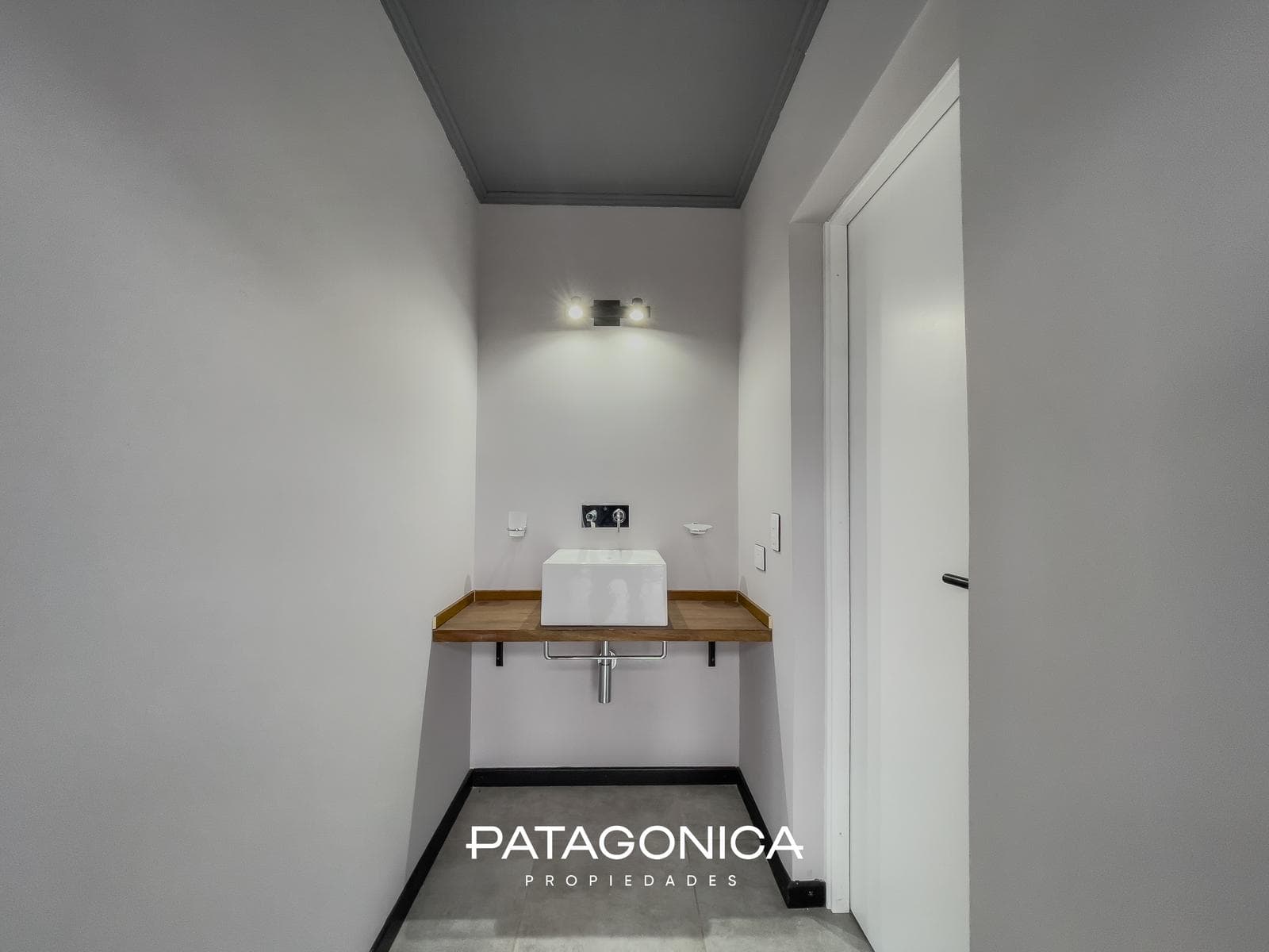 FOR SALE: Studio apartment with garage. NATURAL GAS. Views of the lake and the hills. El Mercado neighborhood, Villa la Angostura