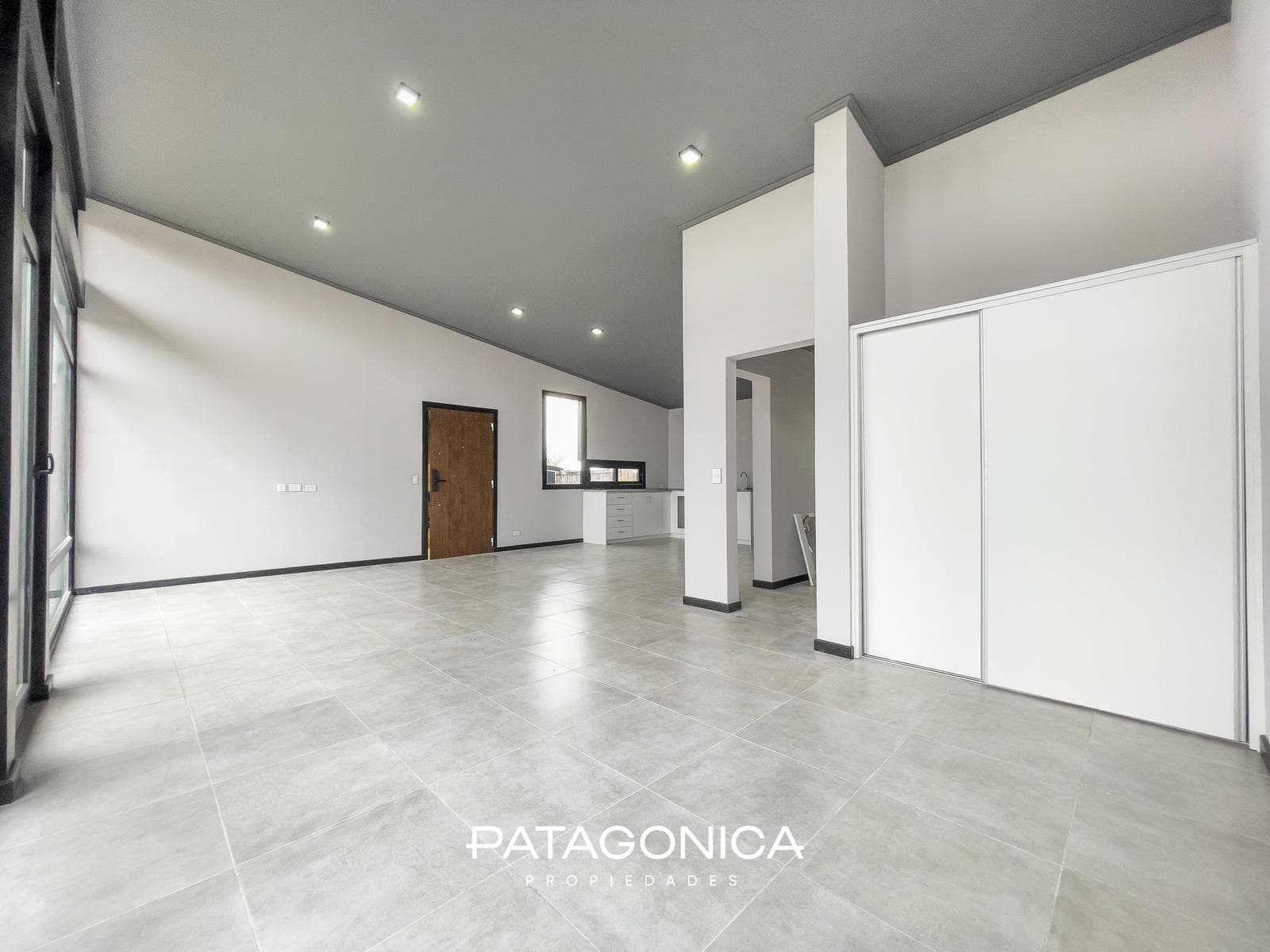FOR SALE: Studio apartment with garage. NATURAL GAS. Views of the lake and the hills. El Mercado neighborhood, Villa la Angostura