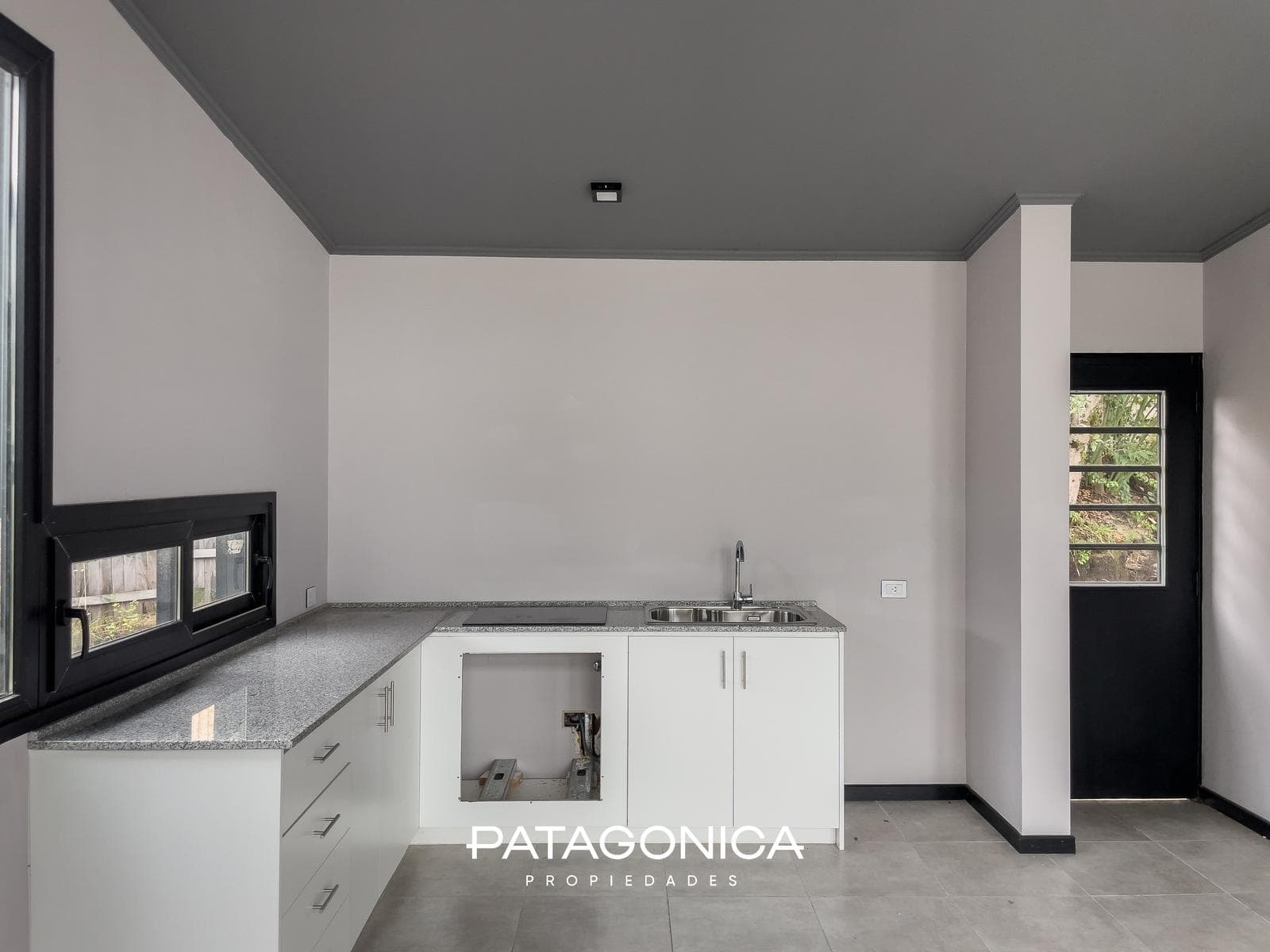 FOR SALE: Studio apartment with garage. NATURAL GAS. Views of the lake and the hills. El Mercado neighborhood, Villa la Angostura