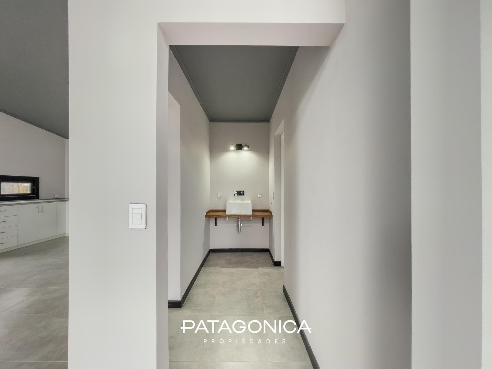 FOR SALE: Studio apartment with garage. NATURAL GAS. Views of the lake and the hills. El Mercado neighborhood, Villa la Angostura