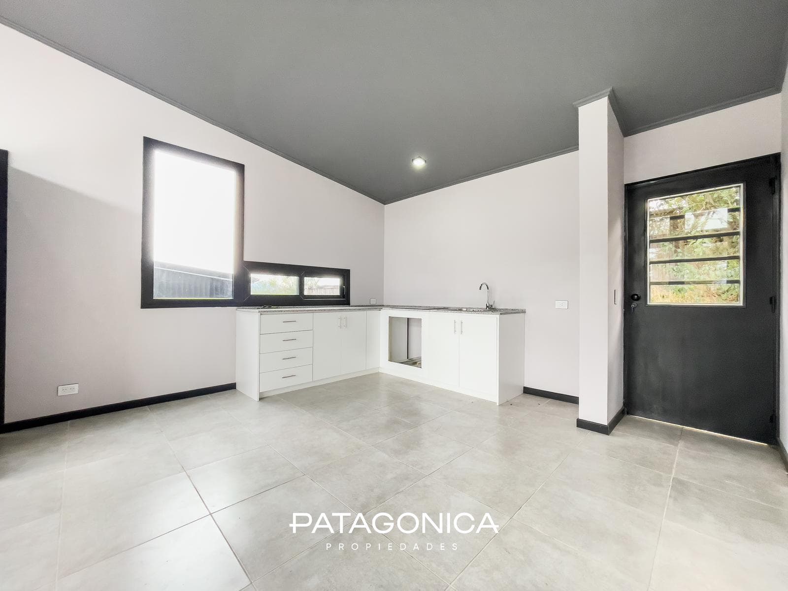 FOR SALE: Studio apartment with garage. NATURAL GAS. Views of the lake and the hills. El Mercado neighborhood, Villa la Angostura