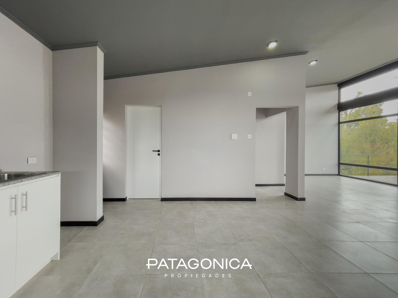 FOR SALE: Studio apartment with garage. NATURAL GAS. Views of the lake and the hills. El Mercado neighborhood, Villa la Angostura