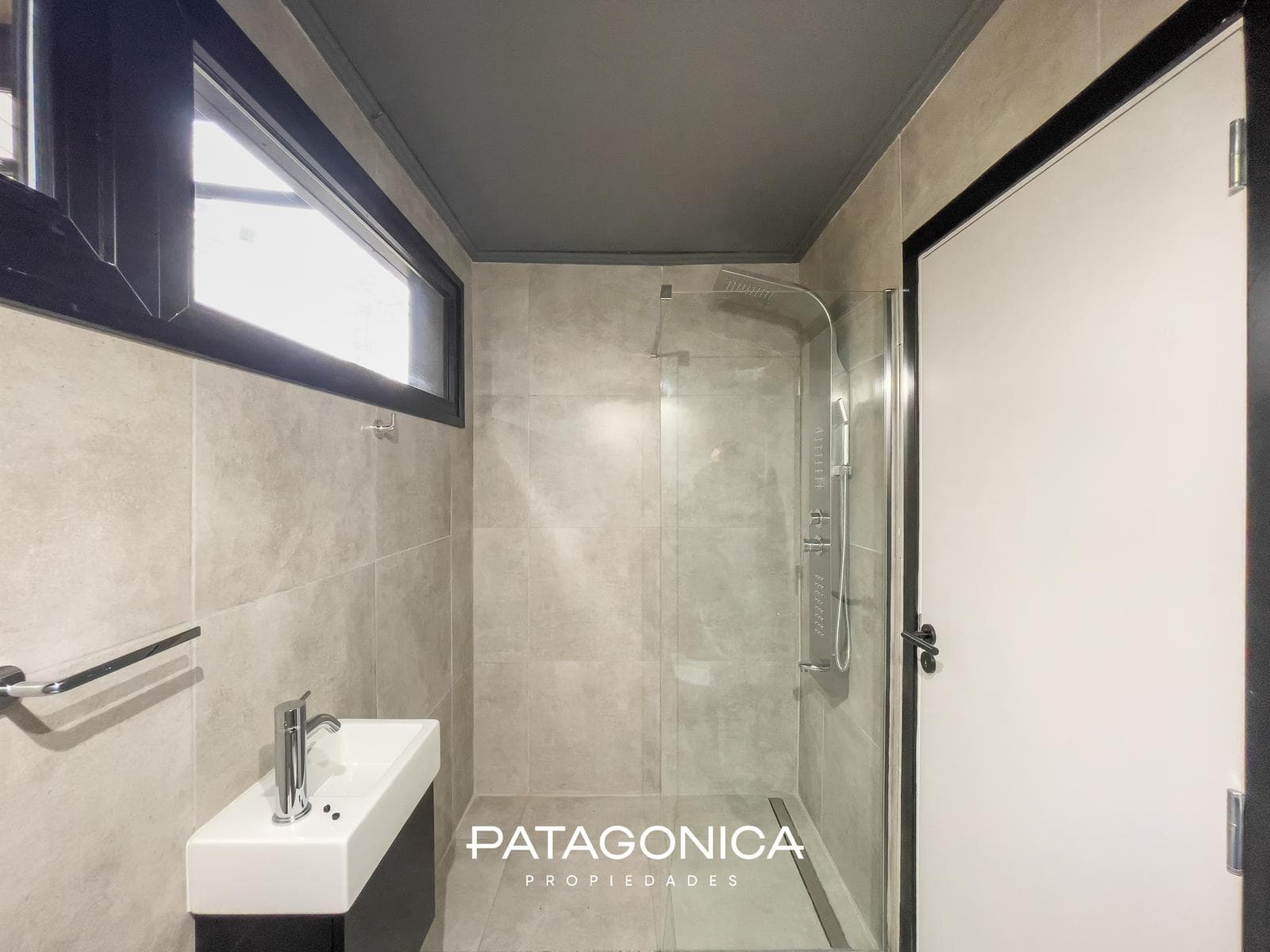 FOR SALE: Studio apartment with garage. NATURAL GAS. Views of the lake and the hills. El Mercado neighborhood, Villa la Angostura