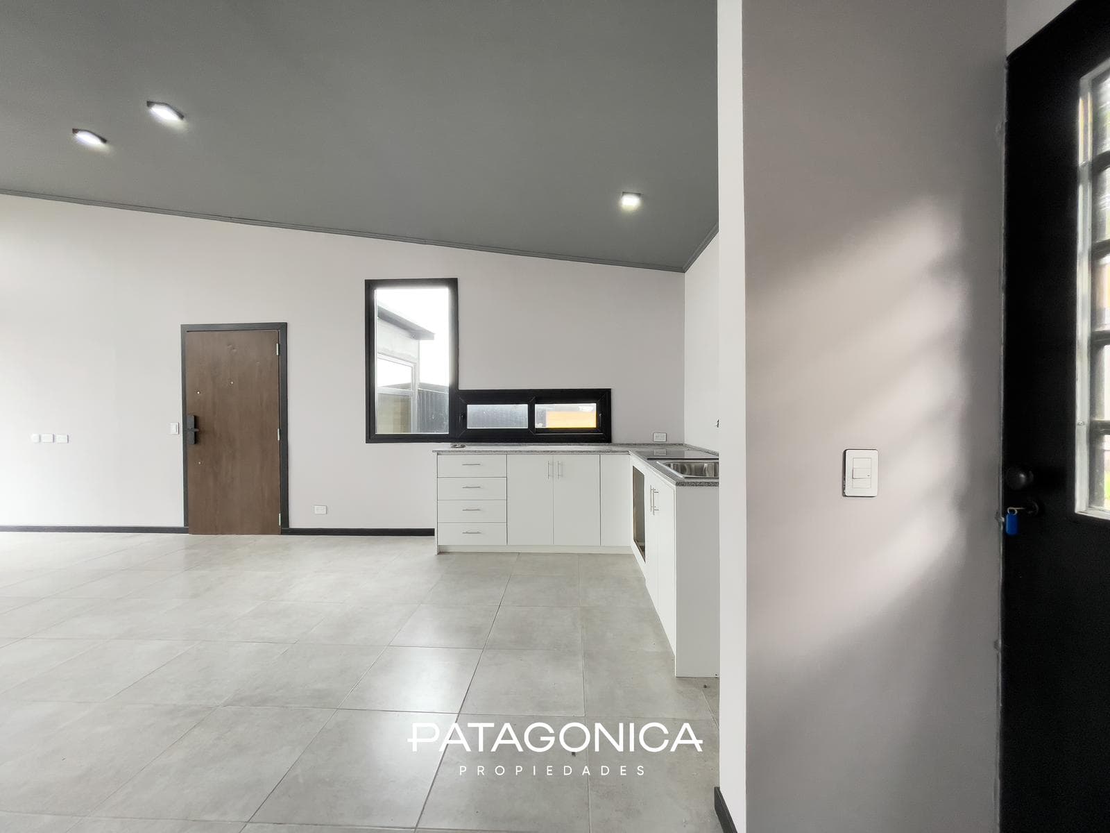 FOR SALE: Studio apartment with garage. NATURAL GAS. Views of the lake and the hills. El Mercado neighborhood, Villa la Angostura